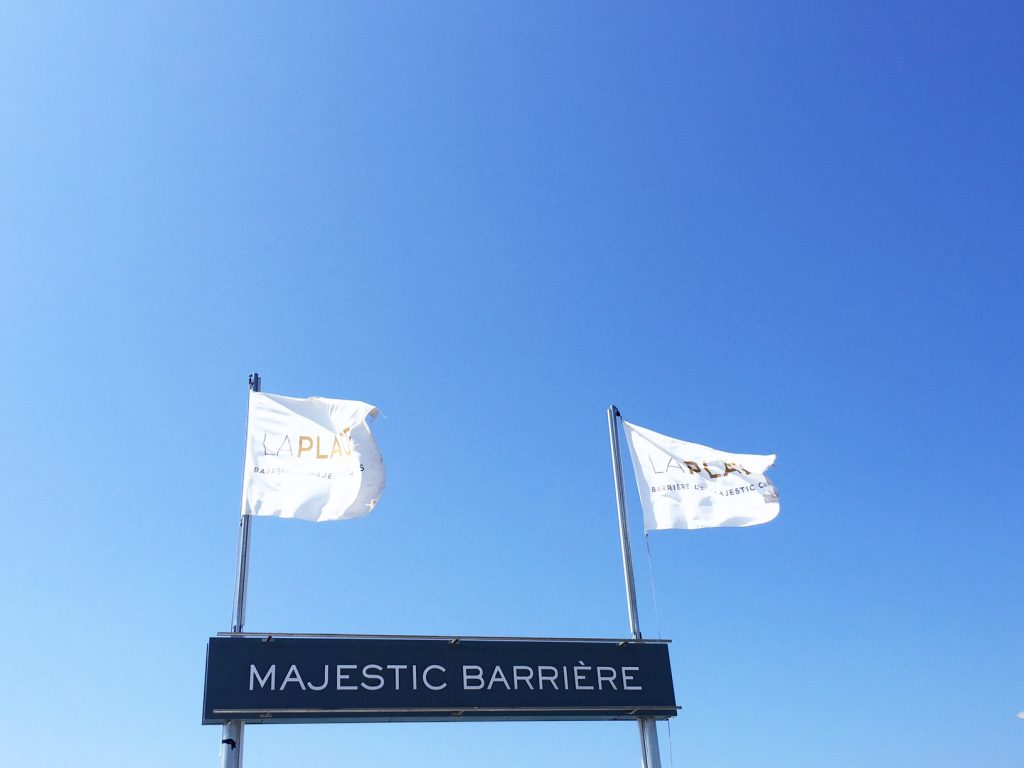 la-folie-douce-cannes-majestic-barriere-cote-d-azur-été-summer-plage-drapeau